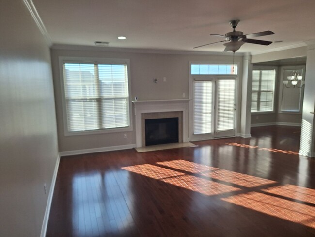 Building Photo - MARCH MOVE IN SPECIAL - $300 off FIRST FUL...