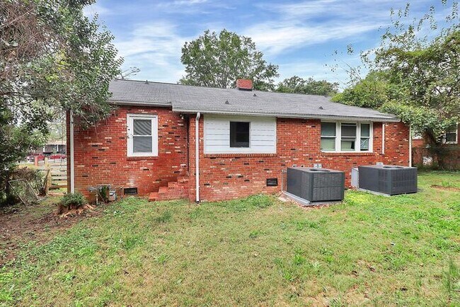 Building Photo - Charming 2BD/1BA Duplex Off West Blvd