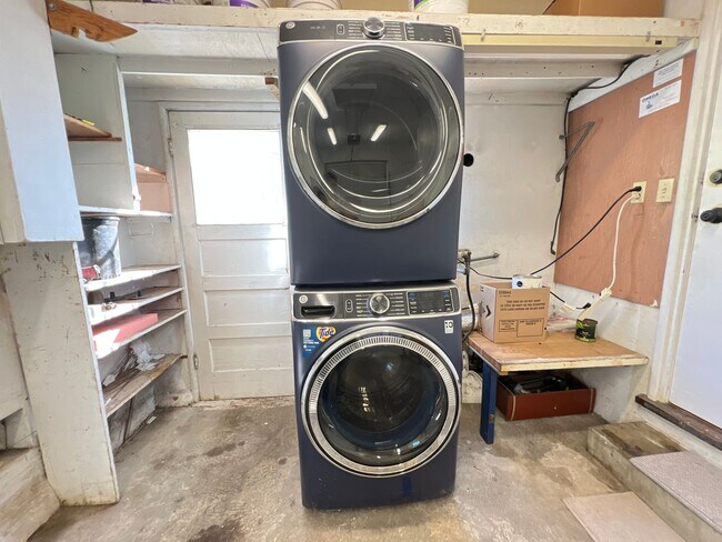 Building Photo - 2 Bedroom/1 Bath Available in Oakland!