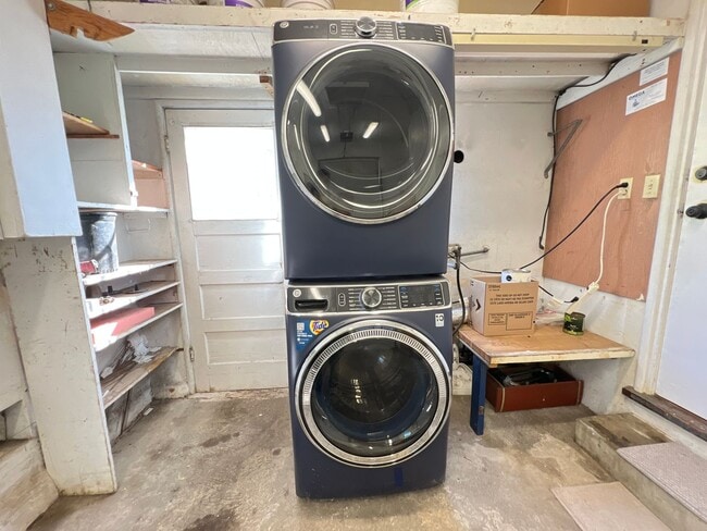 Building Photo - 2 Bedroom/1 Bath Available With Bonus Room...