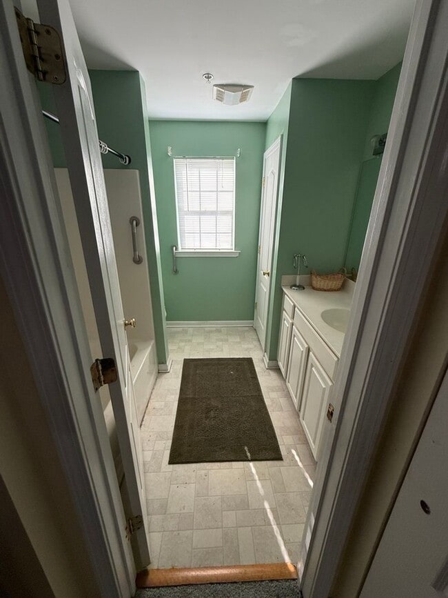 Building Photo - Fully Furnished 3-Bedroom Condo in Middletown – 50% OFF Your 2nd Month's Rent!  Available July 1 ...