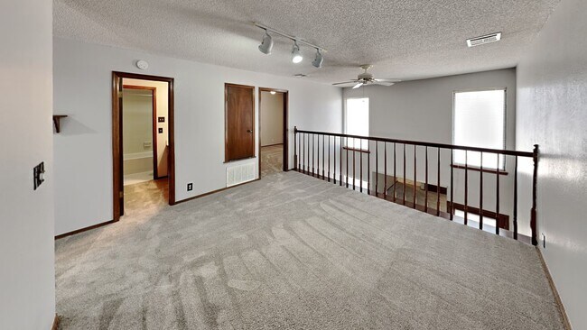 Building Photo - Spacious Townhouse 3 Bedroom 2 Bathroom with Bonus Room