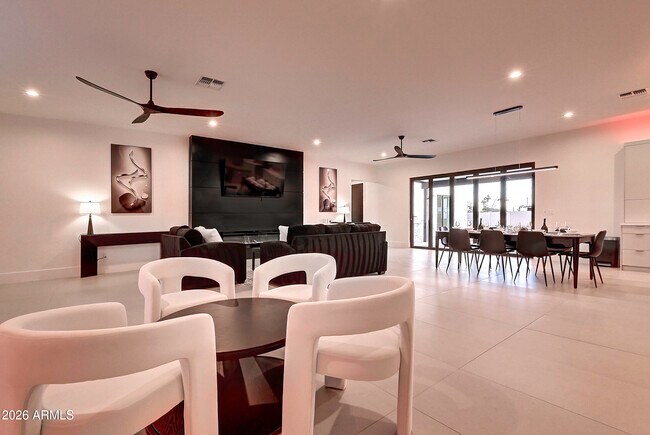 Building Photo - 6401 E Larkspur Dr