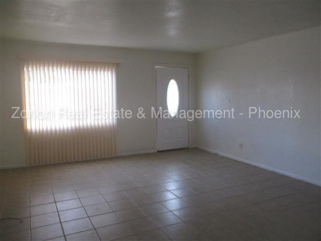 Building Photo - 302 W 11th St