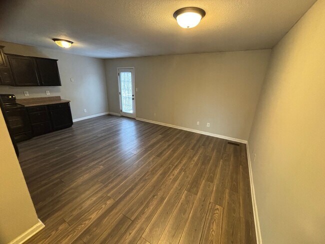 Building Photo - Townhome for rent near post!