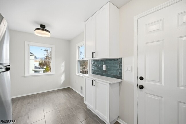 Building Photo - 76 Mt Kemble Ave