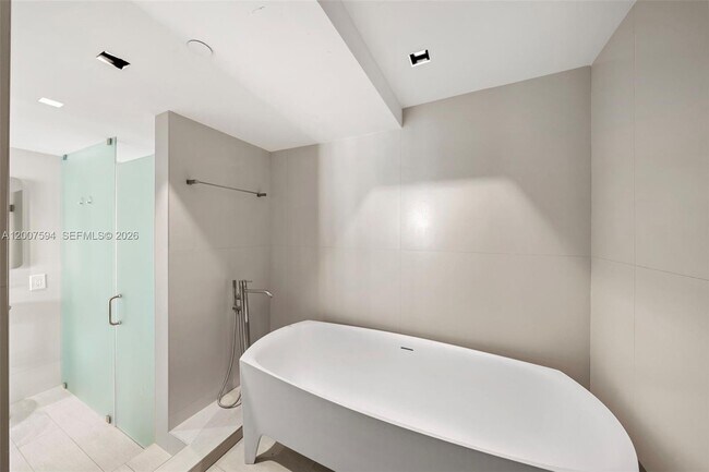 Building Photo - 1331 Brickell Bay Dr