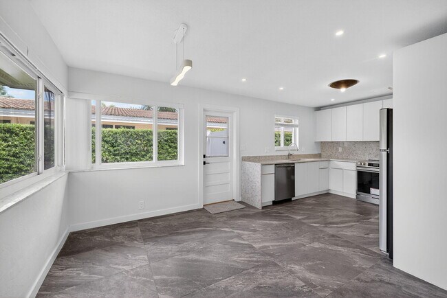 Building Photo - 4442 Sea Grape Dr