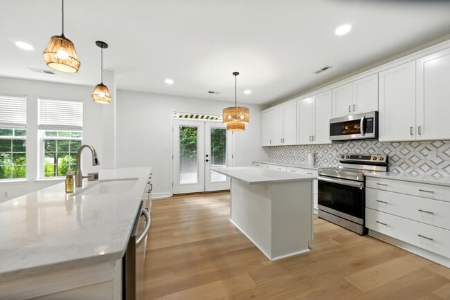 Building Photo - 3018 Silver Charm Cir