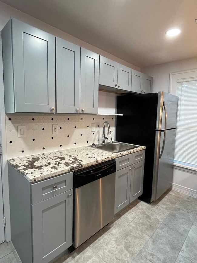 Building Photo - 2 bedroom House with Bonus Room and Fenced Yard