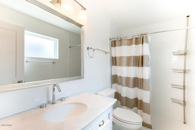 Building Photo - 3140 E Glenrosa Ave