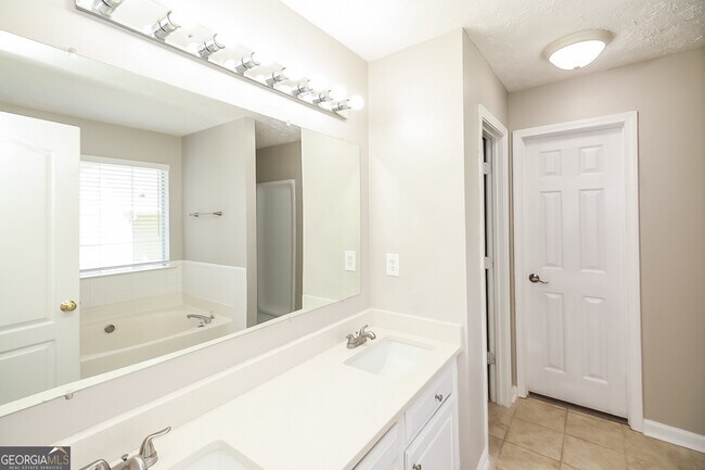 Building Photo - 11771 Fairway Overlook
