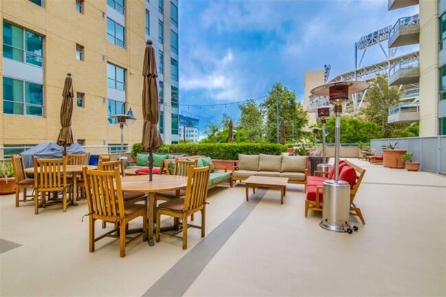 Building Photo - Large 1 Bedroom 1 Bath next to Petco Park