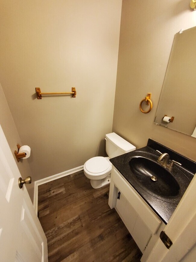 Building Photo - Spacious 3BR/2.5BA Townhouse in The Maples...