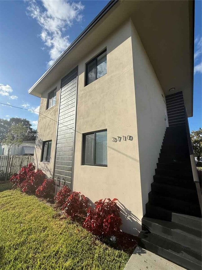 Building Photo - 3712 NW 13th Pl