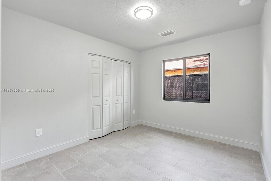 Building Photo - 861 NW 6th Ave
