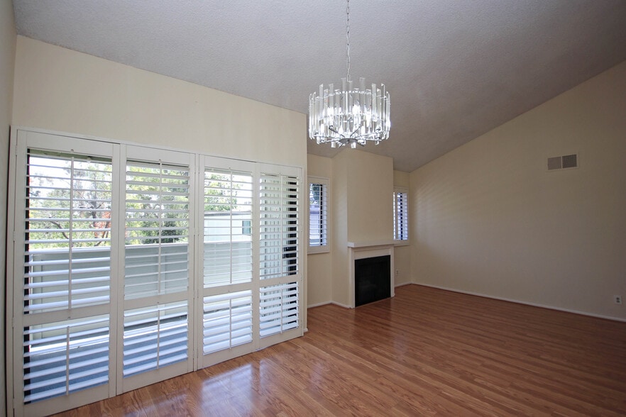 Building Photo - 542 N Orange Grove Blvd