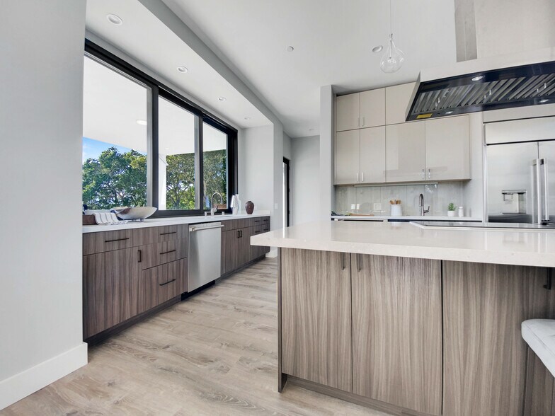 Building Photo - 10 Notre Dame Pl