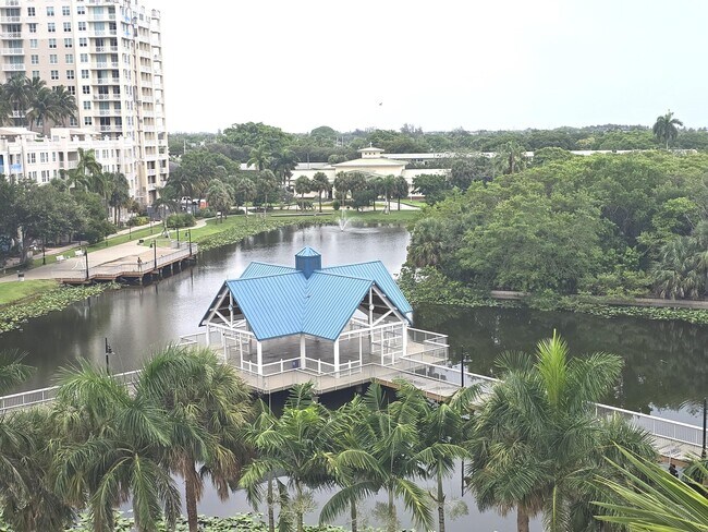 Building Photo - 700 E Boynton Beach Blvd
