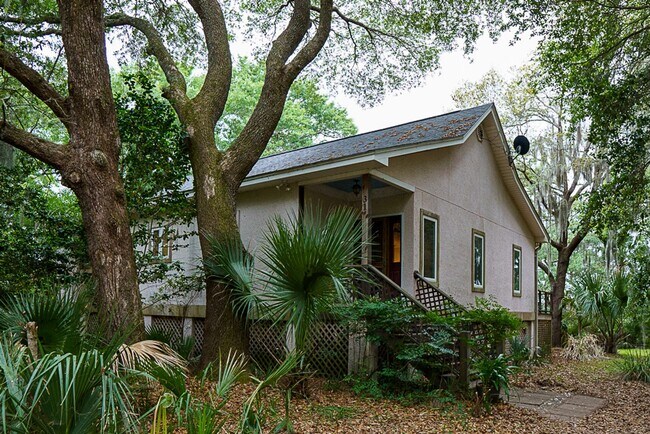 Building Photo - Amazing sunsets at this waterfront home