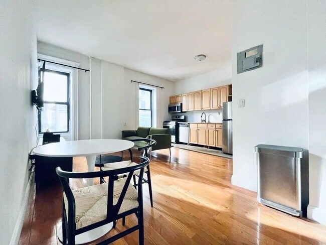 Building Photo - Furnished room/NOT APARTMENT