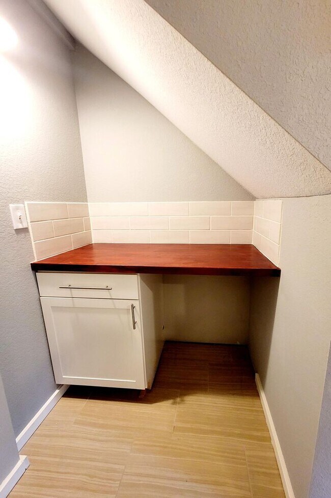 Building Photo - Well maintained 4 bedroom home on west side!