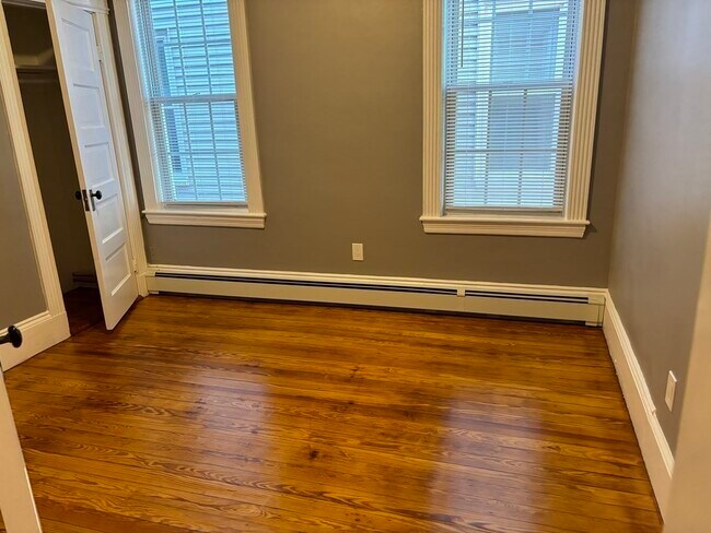 Building Photo - 761 E 7th St