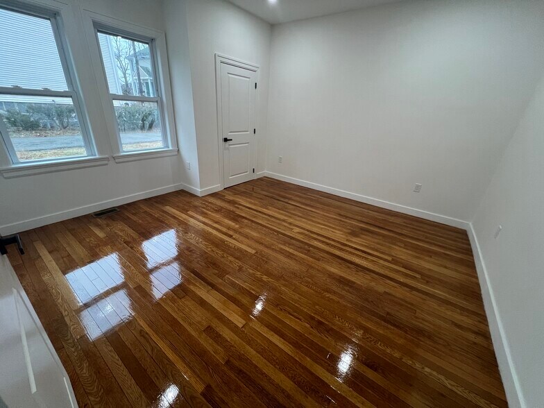 Building Photo - 82 Albertina St