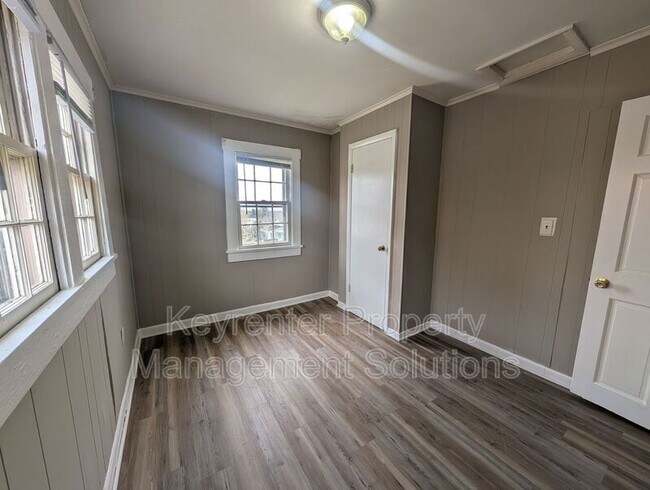 Building Photo - 12 Miller St