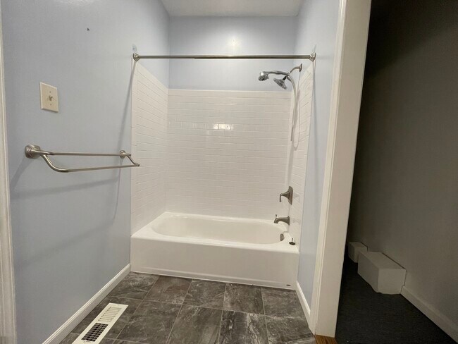 2nd Bedroom Bath - 35 Summit Ct