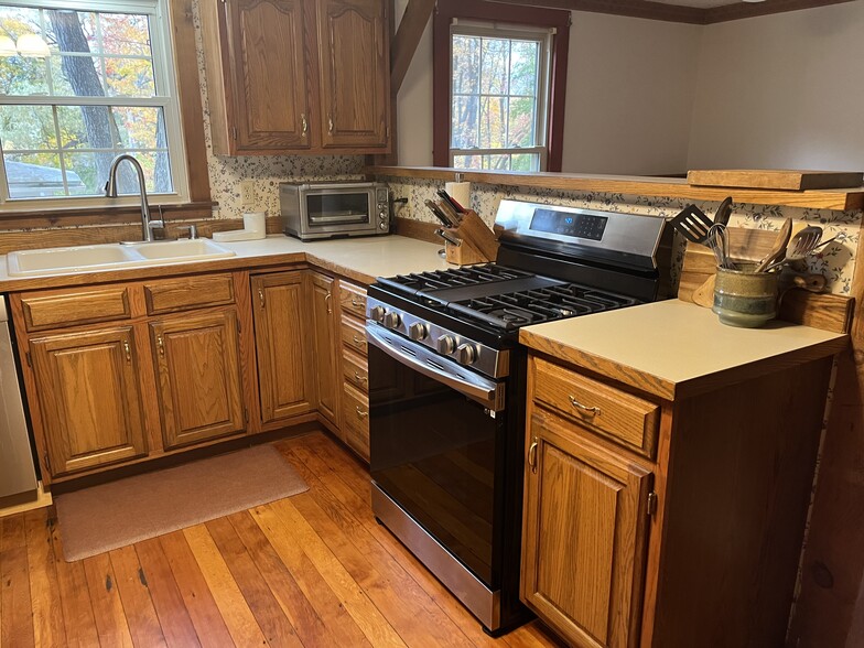 Bright and cheerful country kitchen with new range. - 11 Kellogg St