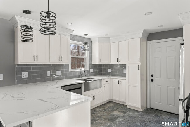 Building Photo - 17 Champlain Dr