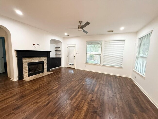 Building Photo - 904 Annadale Dr