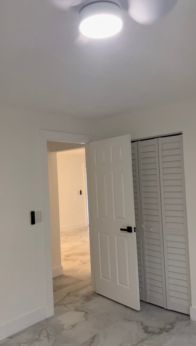 Building Photo - 5911 NW 19th Ct