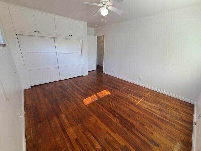 Building Photo - Spacious Ocean Beach 2 bed 1 bath just a f...