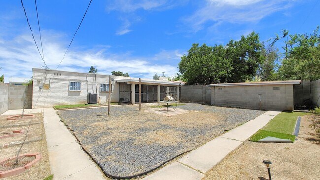 Building Photo - Spacious 3 Bedroom 2 Bathroom Home In The NE!
