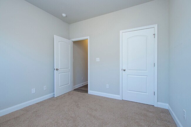 Building Photo - Move in special