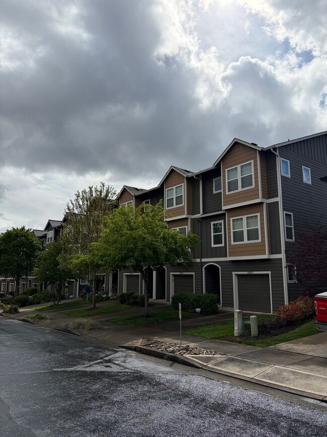 Building Photo - Modern Comfort Meets Easy Living in McKenzie Ridge Estates