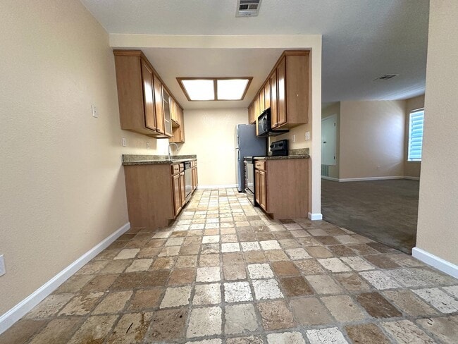 Building Photo - Conveniently located condo in Modesto
