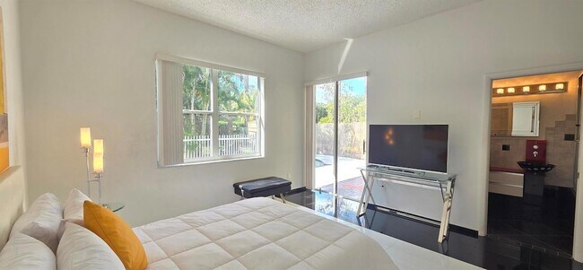 Building Photo - 661 Lake Wellington Dr