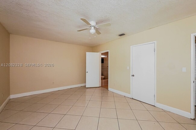 Building Photo - 623 W 63rd Dr