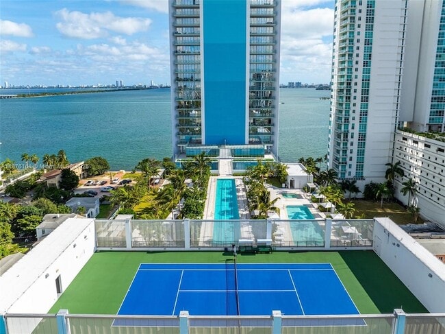 Building Photo - 700 NE 26th Terrace