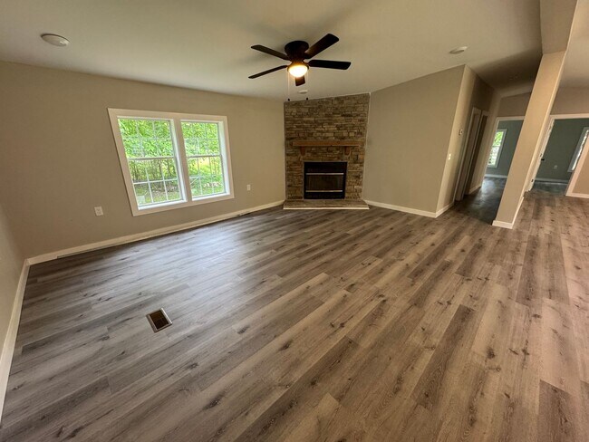 Building Photo - Completely Remodeled • 3 Bed • 2 Bath • Nearly 1,800 Sq Ft