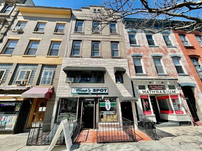 Building Photo - 704 Washington St