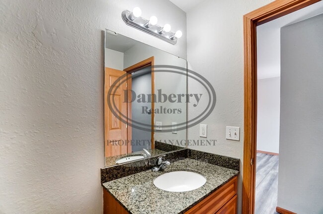 Building Photo - 1117 N Byrne Rd