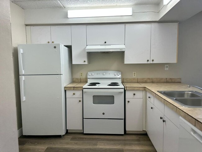 Building Photo - First Floor 2/2 Condo at Pine Shadows in O...