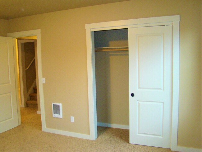 Building Photo - Charming 3 bedroom, 2 bath home