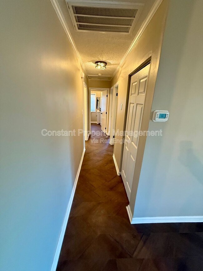 Building Photo - 2516 Medford Pl