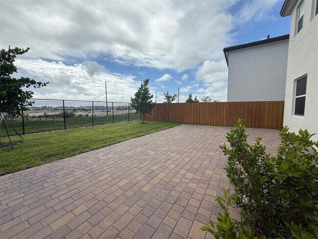 Building Photo - 2600 SE 25th St