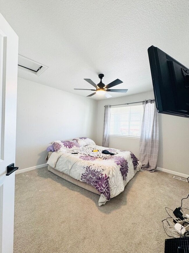 Building Photo - Beautiful 3 bedroom 3.5 bath Townhome Minutes from Downtown Johnstown